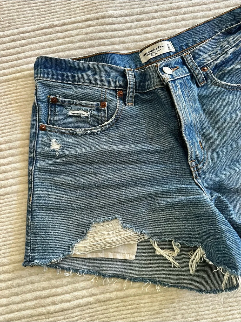 | abercrombie & fitch • the boyfriend short mid rise • size 30 |